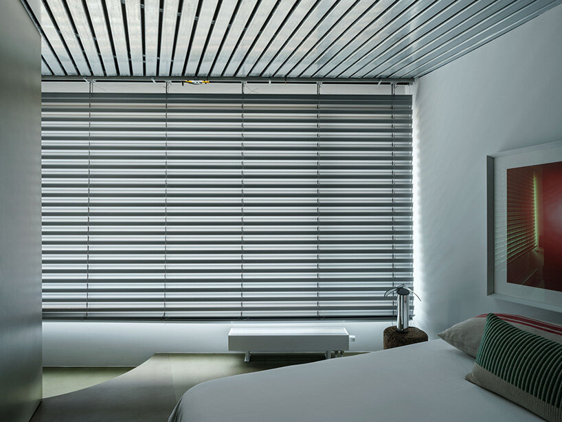 the ceiling incorporates demountable galvanized steel profiles commonly found in offices