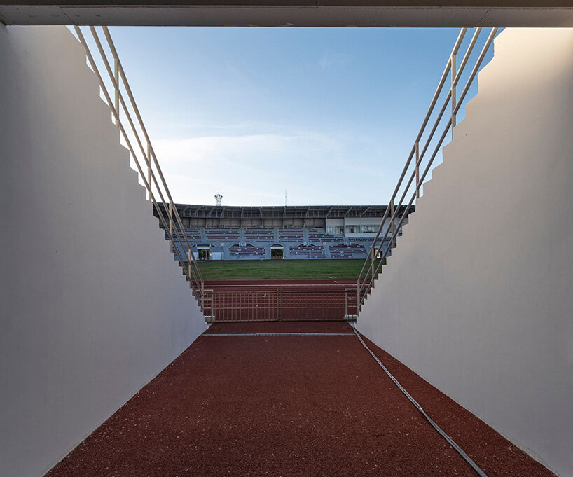 the open layout allows free access without the need for tickets or barriers