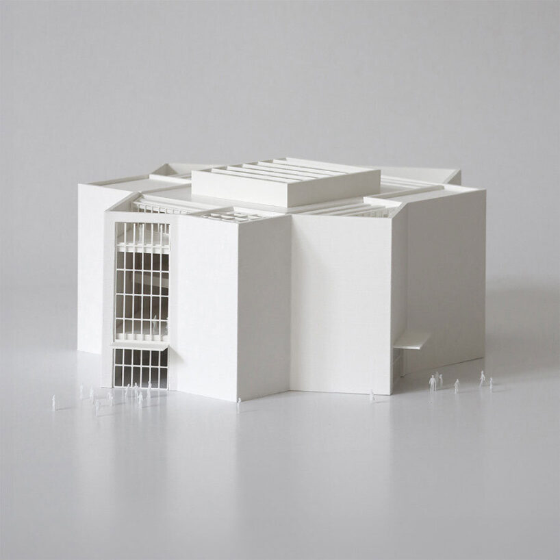 the floor plan is based on a geometric principle of interwoven cores and open spaces | model