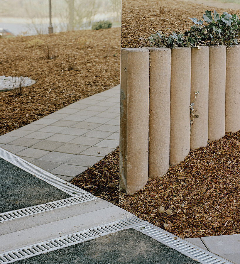 four oblique beams anchor the structure