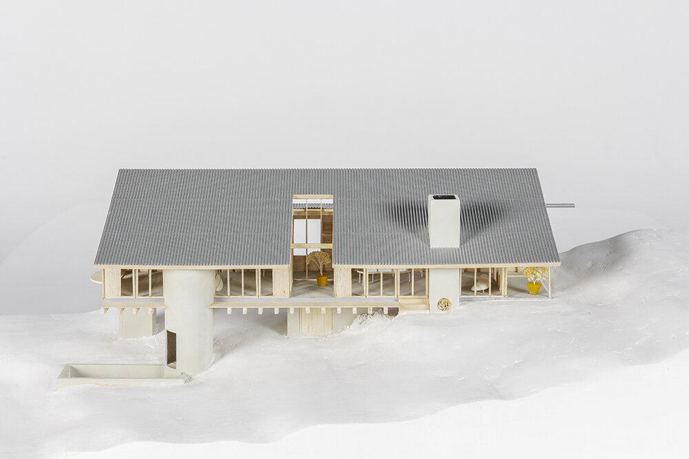 model | image © Jorge Isla 