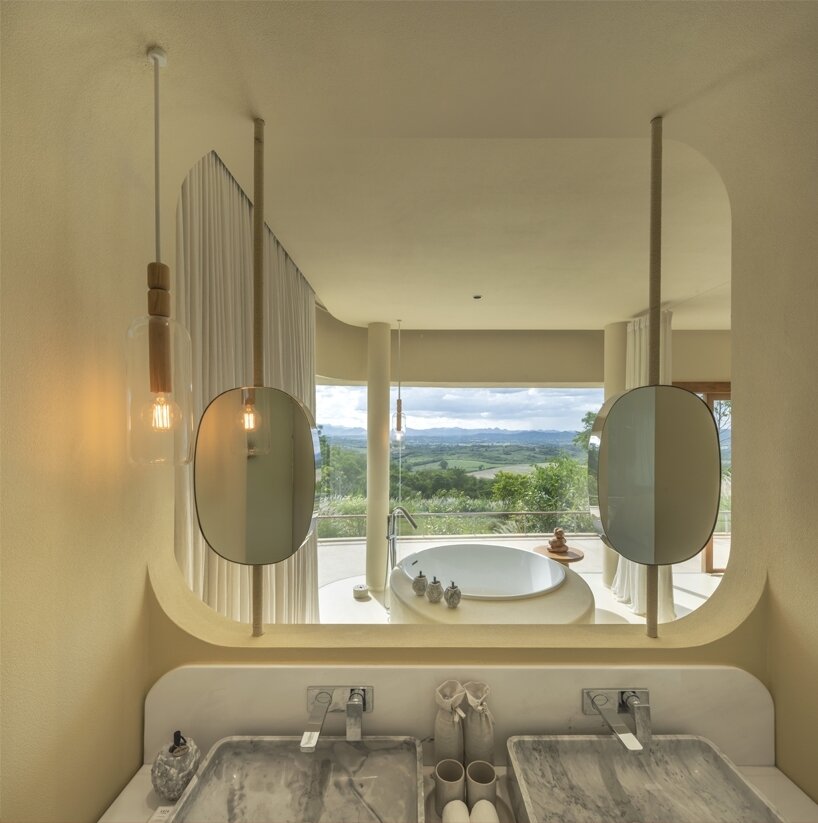 standalone bathtubs capture reflections of the scenery through mirrors