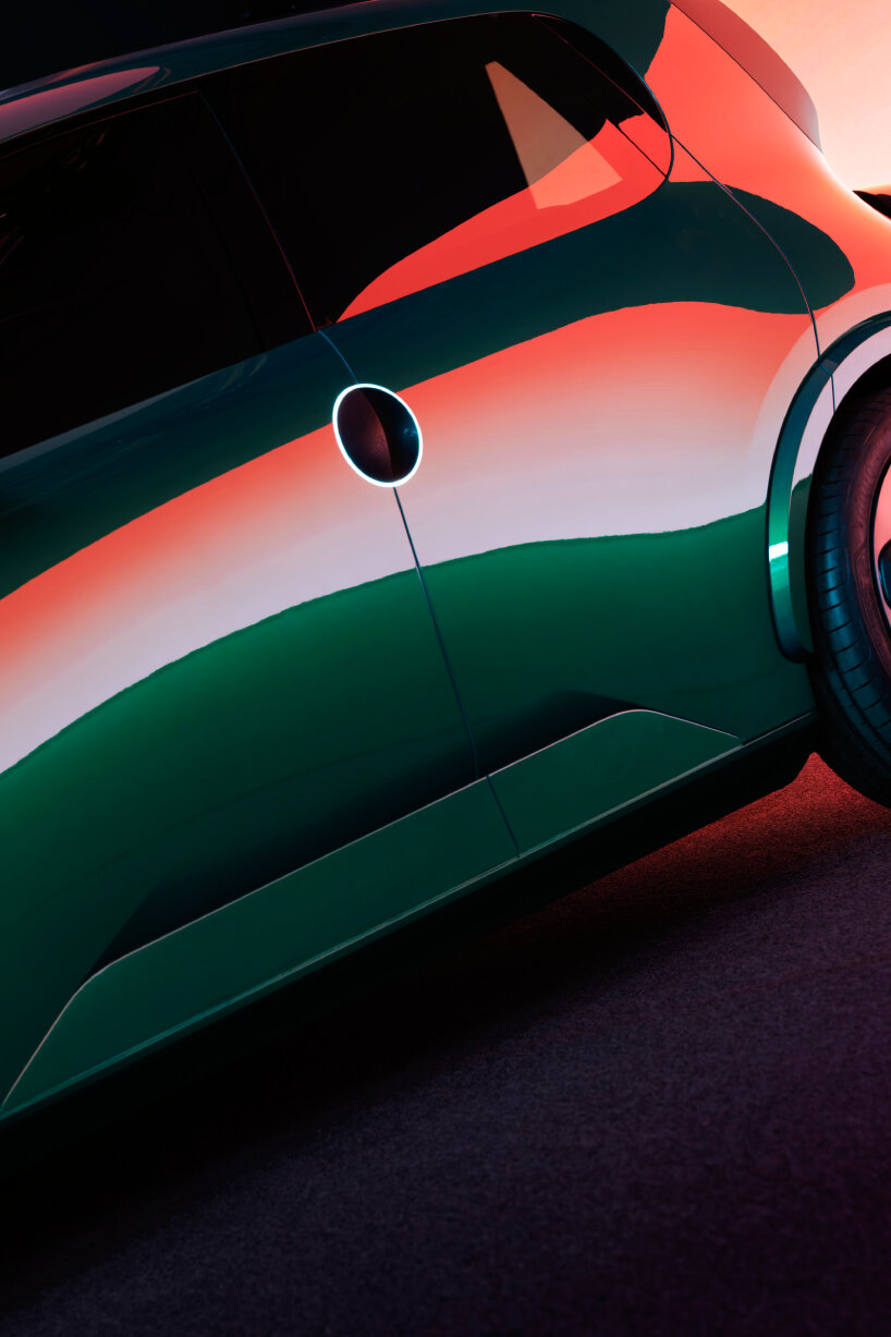 Renault also shapes the door handles circular, a style that circles back to the classic 1992 model of the Twingo