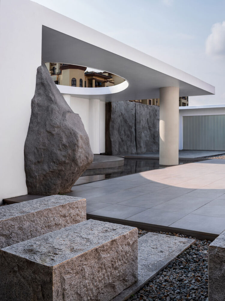 cylindrical columns lead to the courtyard, where stone steps offer a diverse spatial experience