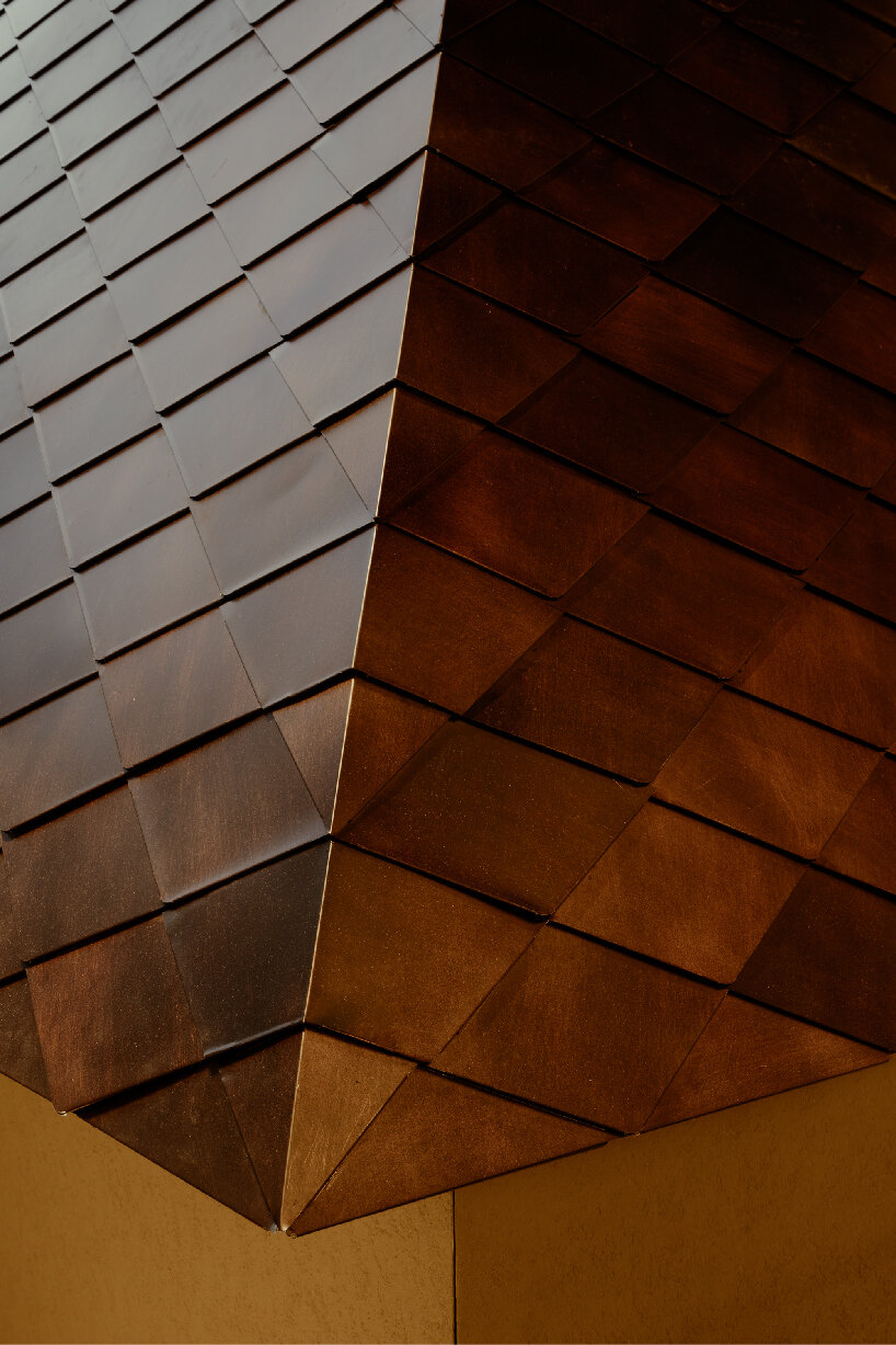 Techo cubierto con tejas metálicas en forma de diamante.