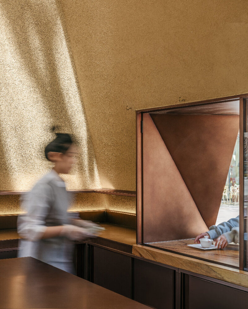 the tea artist interacts with customers through the countertop
