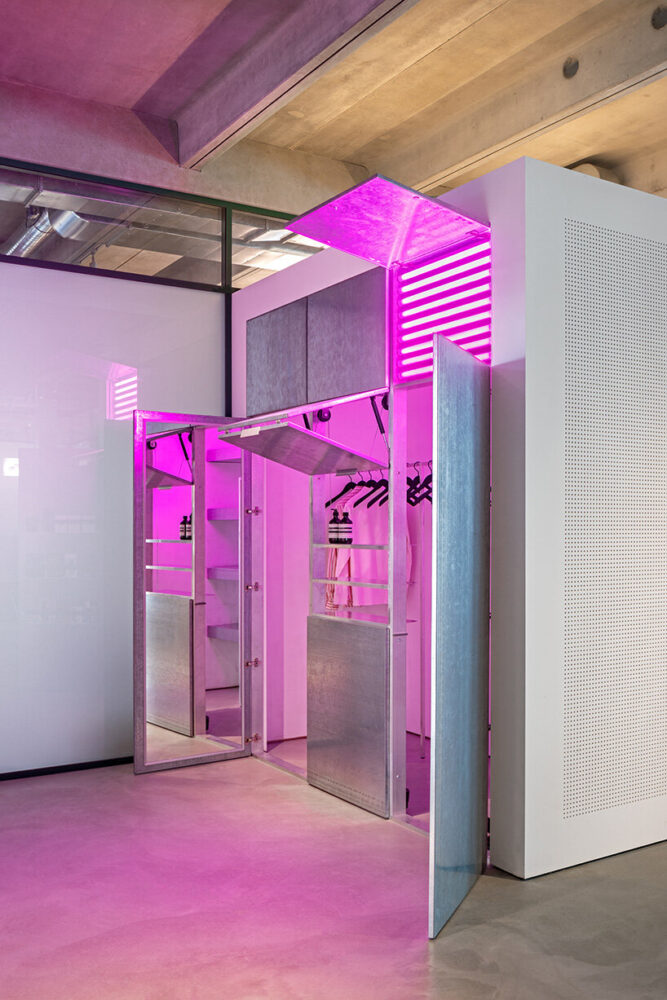 a built-in RGB lamp allows adjustable backlighting