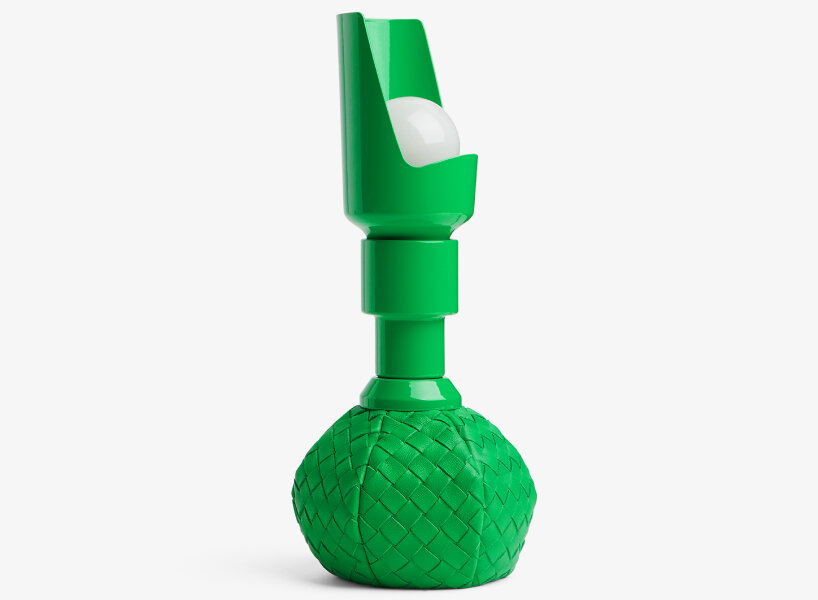 an adaptable light angle is offered through the trowel-like reflector