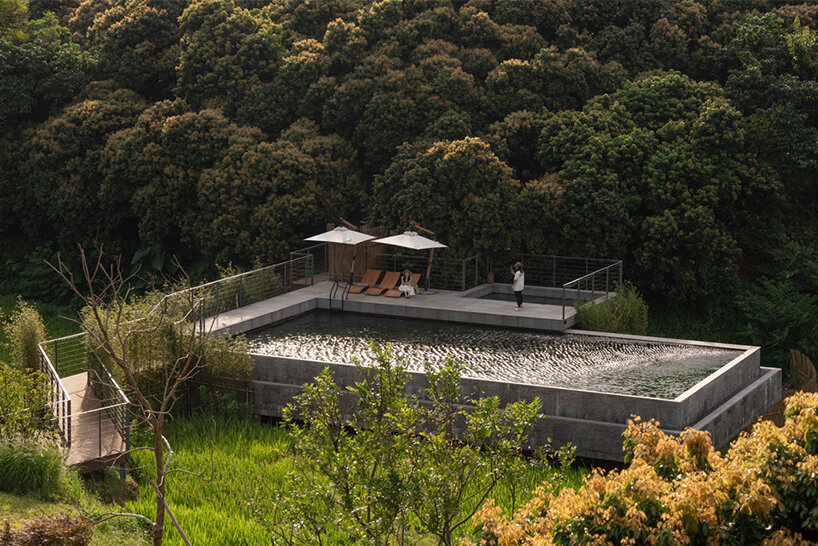 Los visitantes están rodeados de un entorno pastoral. 