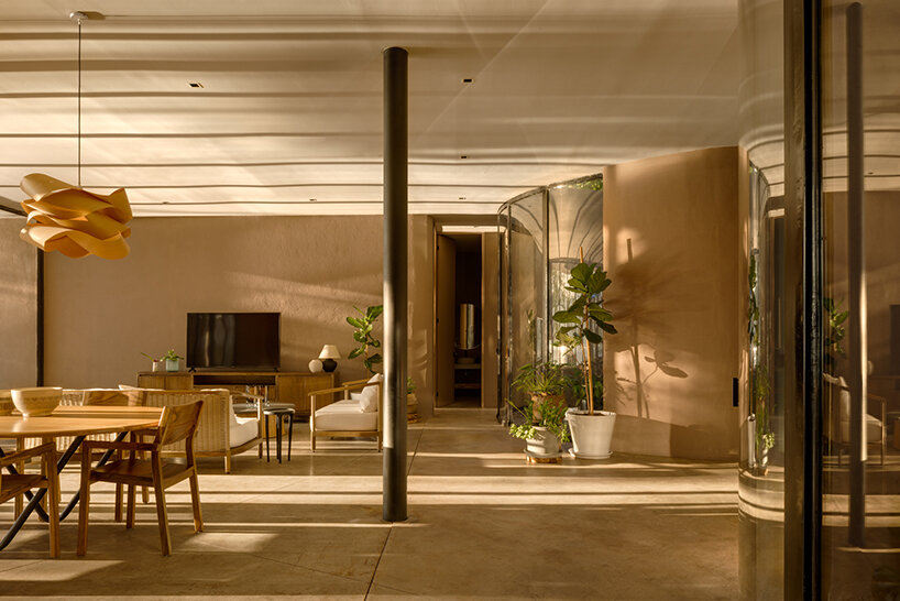 earthy tones connect the residence to its context and foster a warm atmosphere