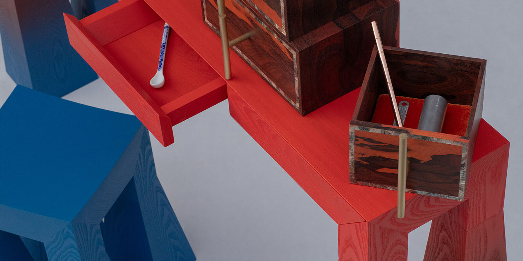 gradient-finishes-ziricote-wood-contemporary-vanity-table-interpretation-jiri-krejcirik-11-25-2024-designboom-1800-02