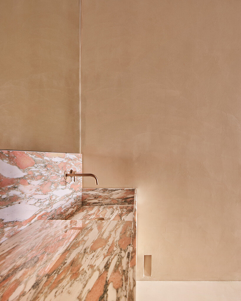 the color of the walls brings out the hues of the marble
