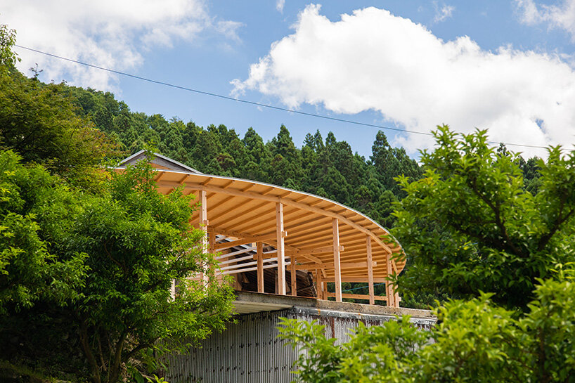 setting the scene for a retreat that harmonizes with its natural surroundings