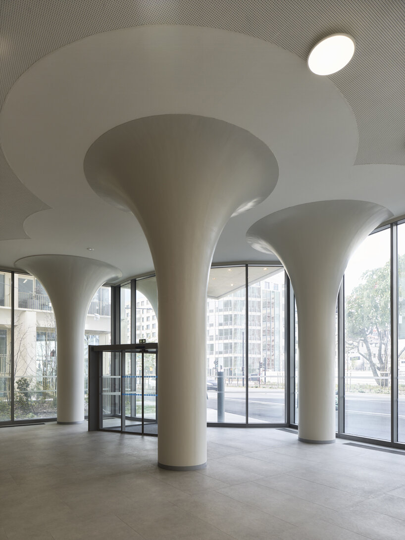 sculptural columns are found in the interior of L'Ark building