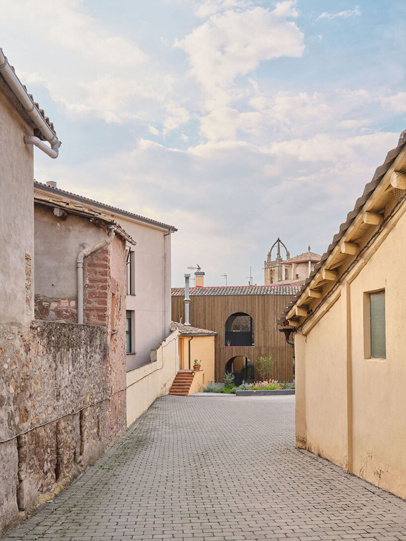 the establishment is located along the river 