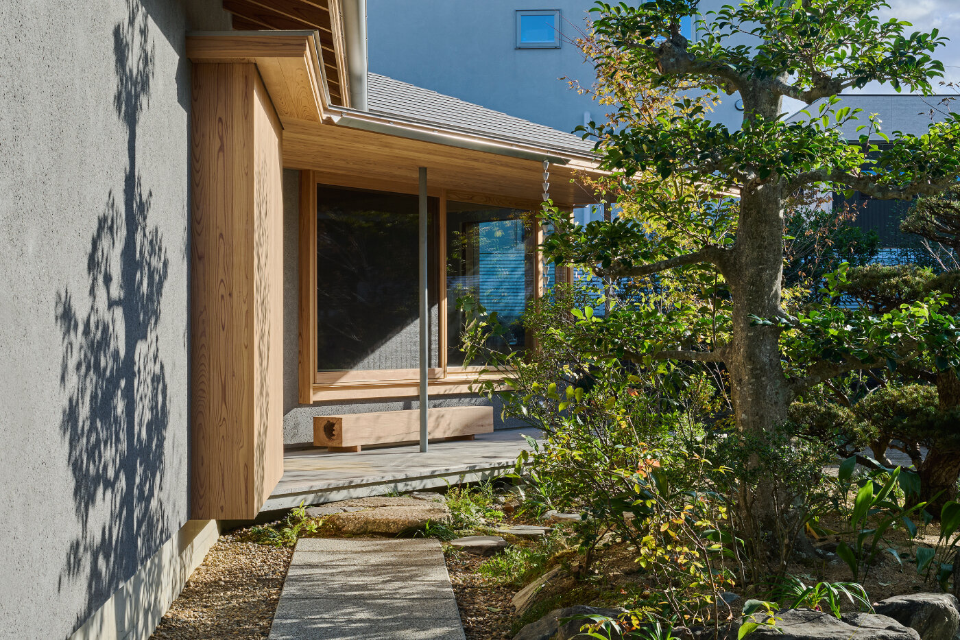ninkipen!'s octagonal hook house encloses a childhood garden in japan