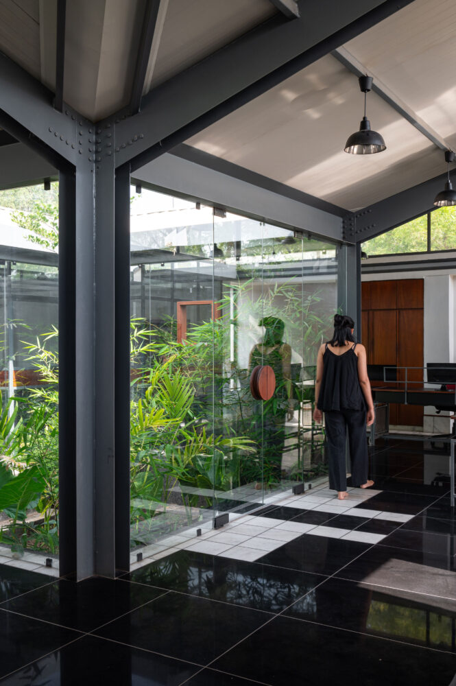 ribbon windows encircle the structure, creating a flow of light while offering a visual link with the courtyard