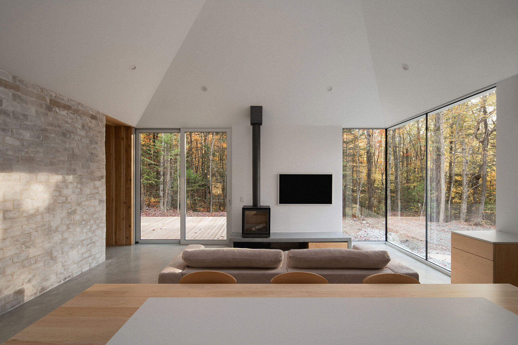 naturehumaine-habitat-selenite-eastern-townships-quebec-canada-designboom-06a