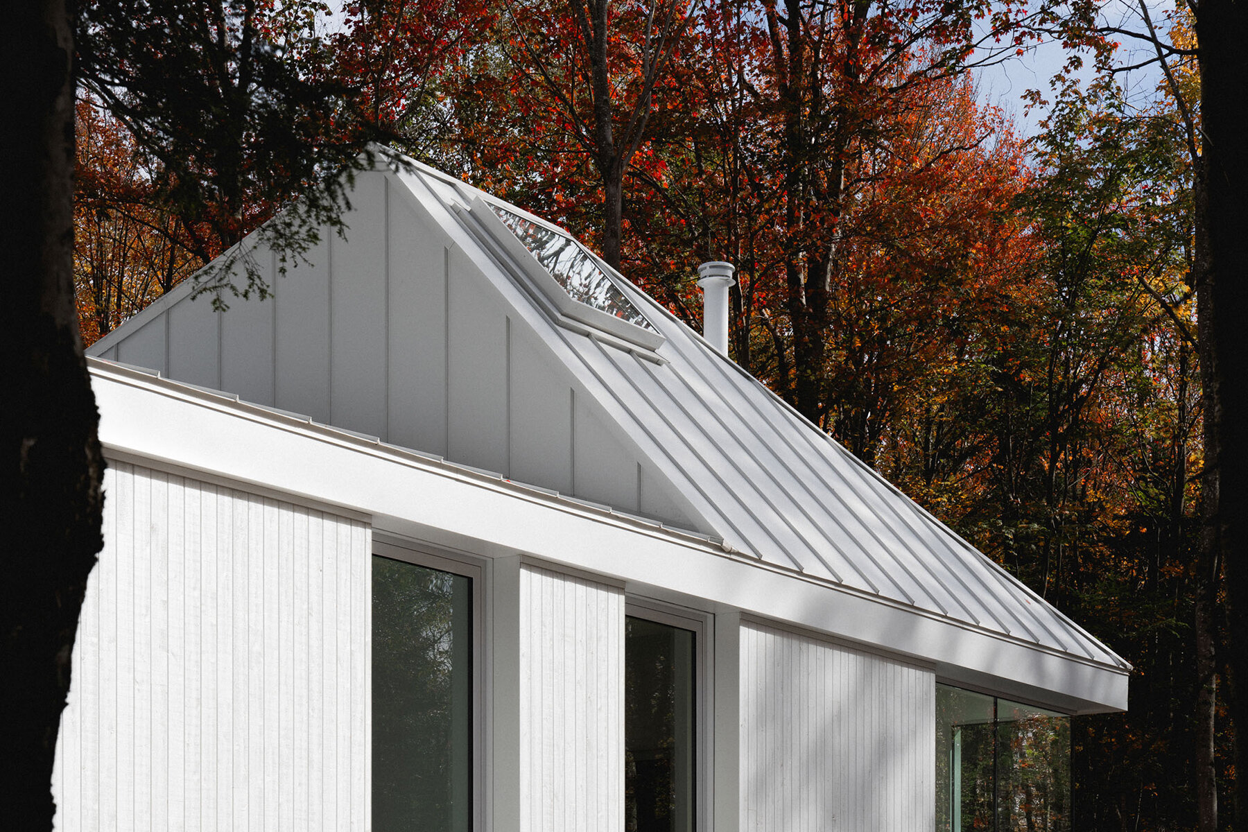naturehumaine-habitat-selenite-eastern-townships-quebec-canada-designboom-08a