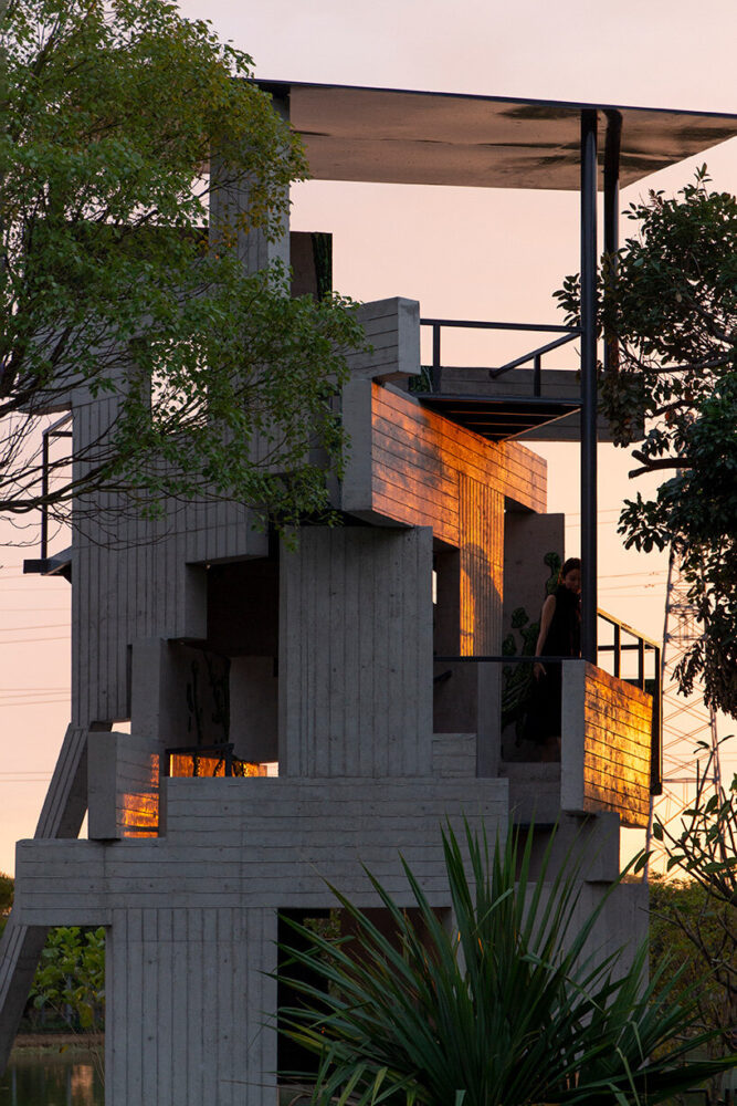 the design draws parallels to the imagery in the 2018 film Annihilation