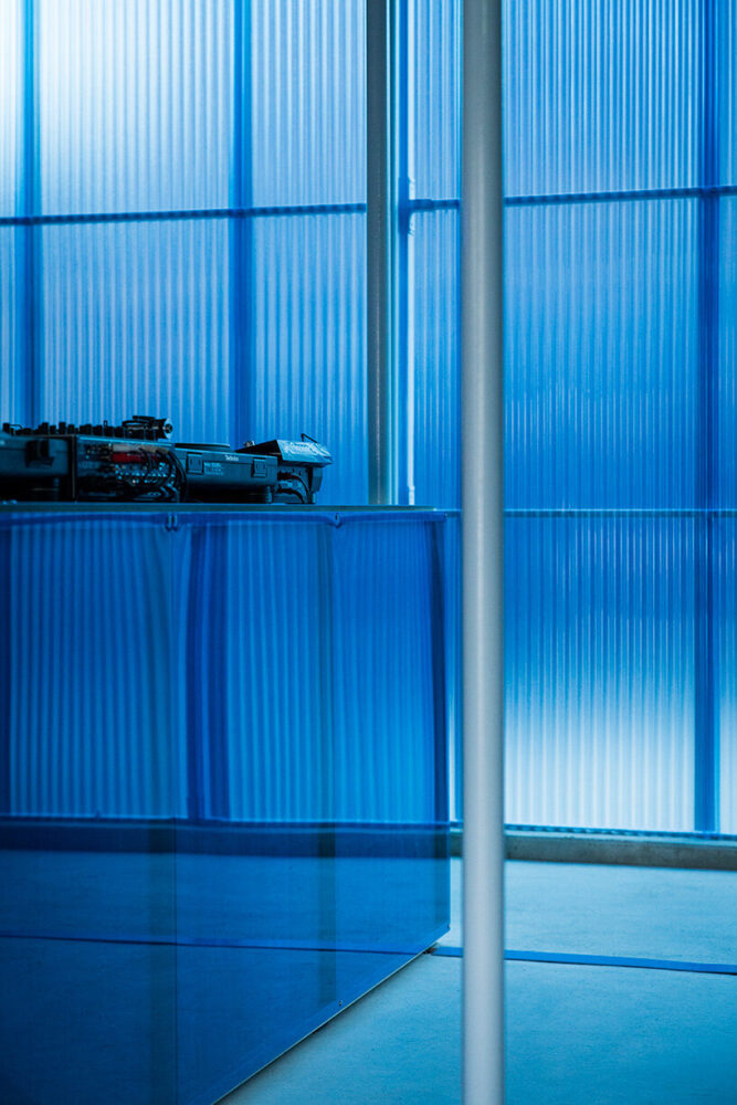 transforming the coffee stand into an homage to the abundance of spring water in Uji