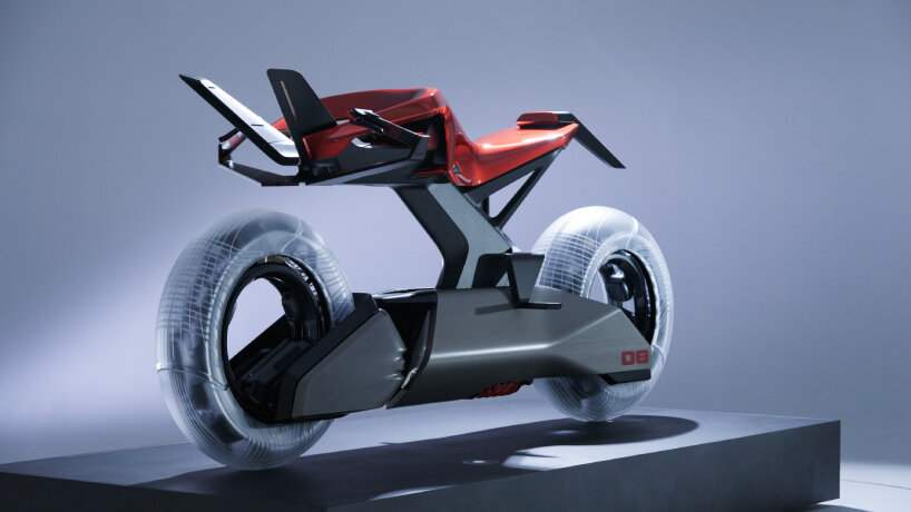 the body is seemingly separated from the lower part with a Y-shaped frame