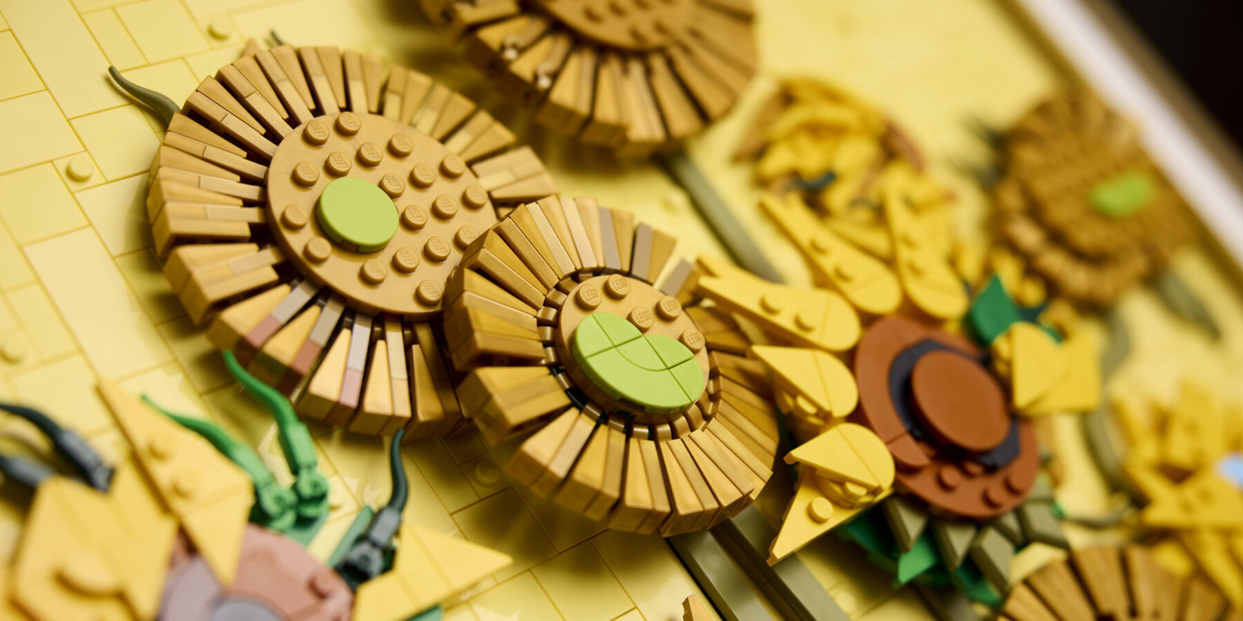 LEGO-vincent-van-gogh-sunflowers-set-painting-bricks-designboom-ban