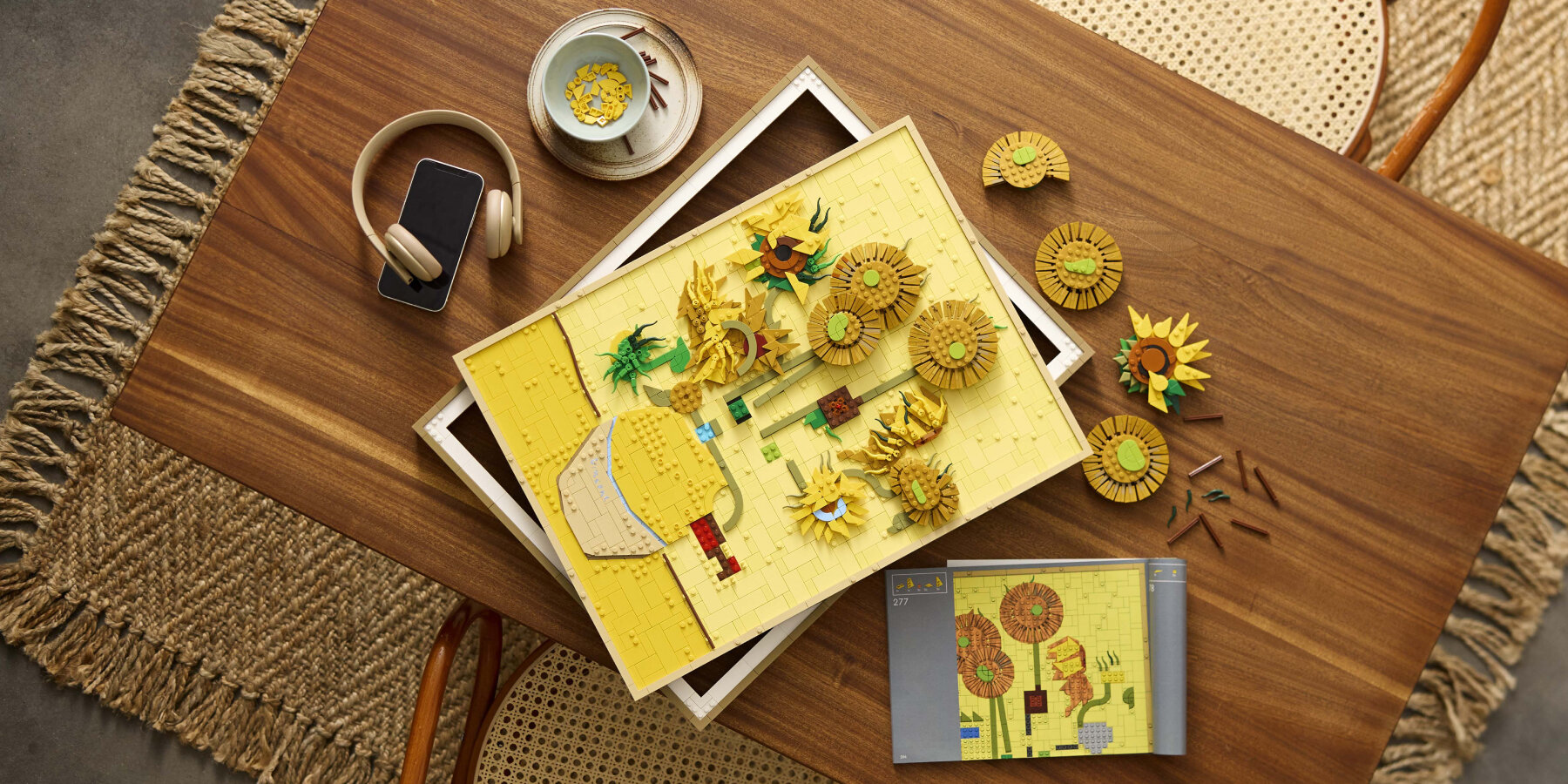LEGO-vincent-van-gogh-sunflowers-set-painting-bricks-designboom-ban2
