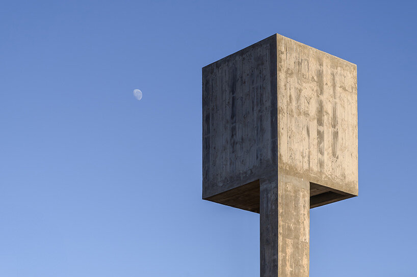 an independent sculptural water tank enhances the entrance’s prominence 