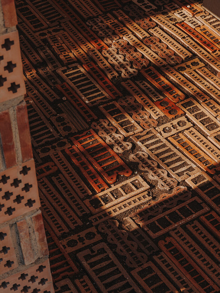 the flooring incorporates extruded ceramic profiles