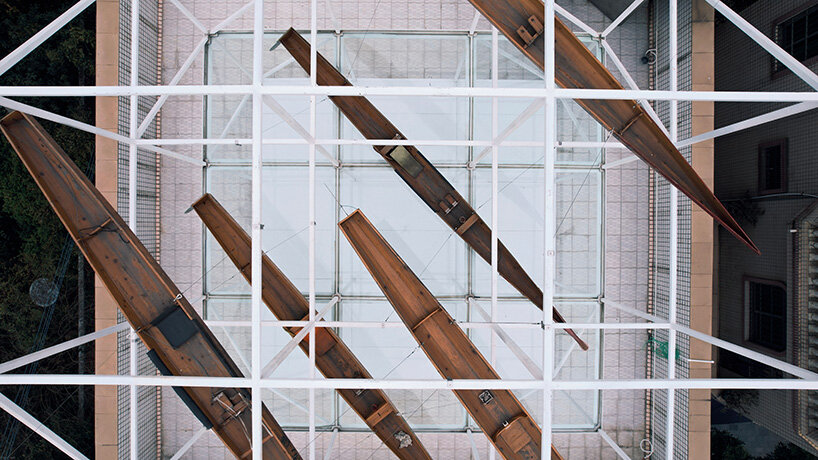 the boats are suspended by tensile threads | image by Zhang Jing