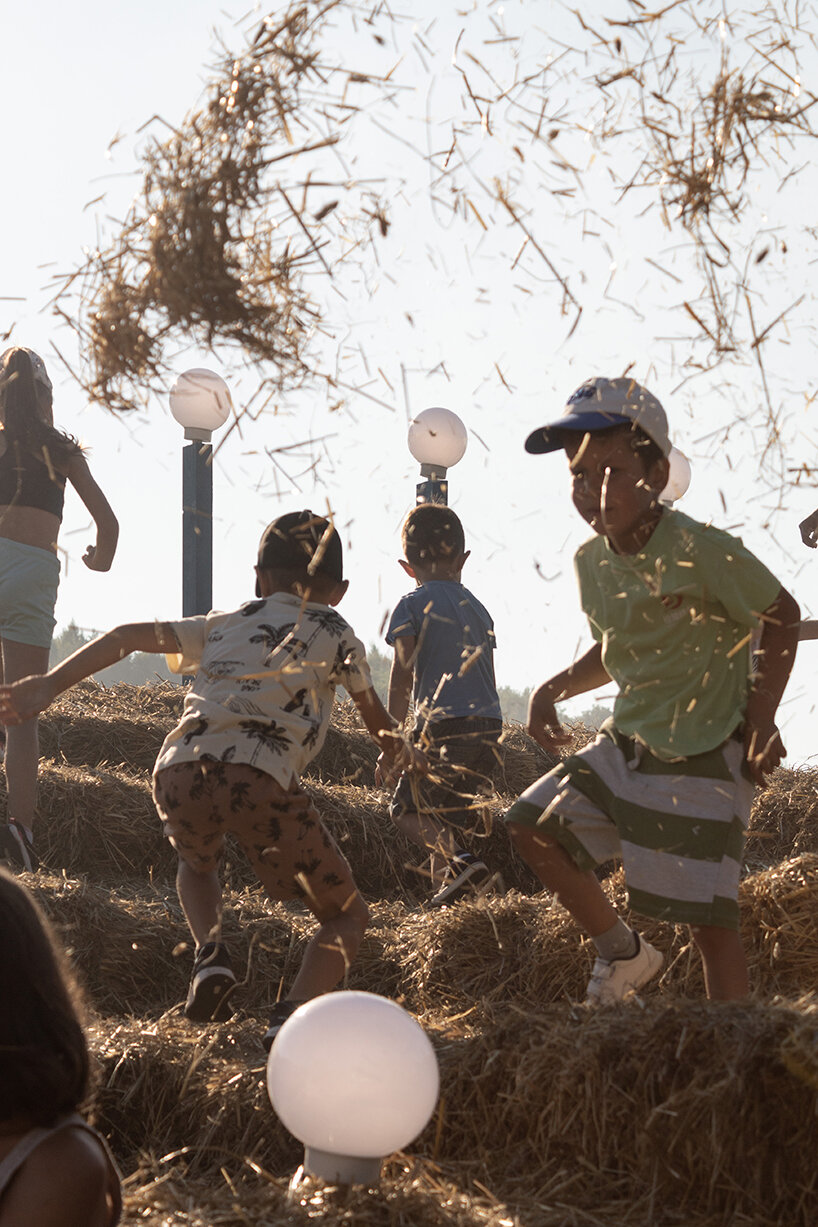 engaging with the amphitheater's modular elements step by step