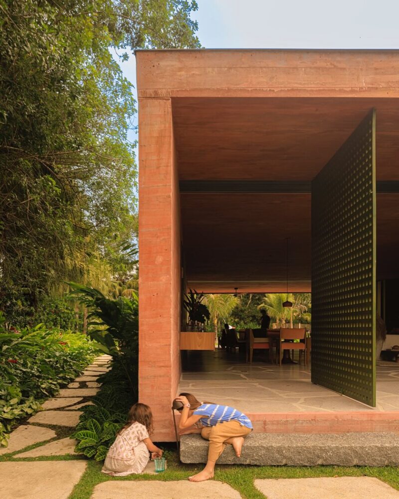 the house’s simple, clean lines echo the minimalist design philosophy of mf+arquitetos