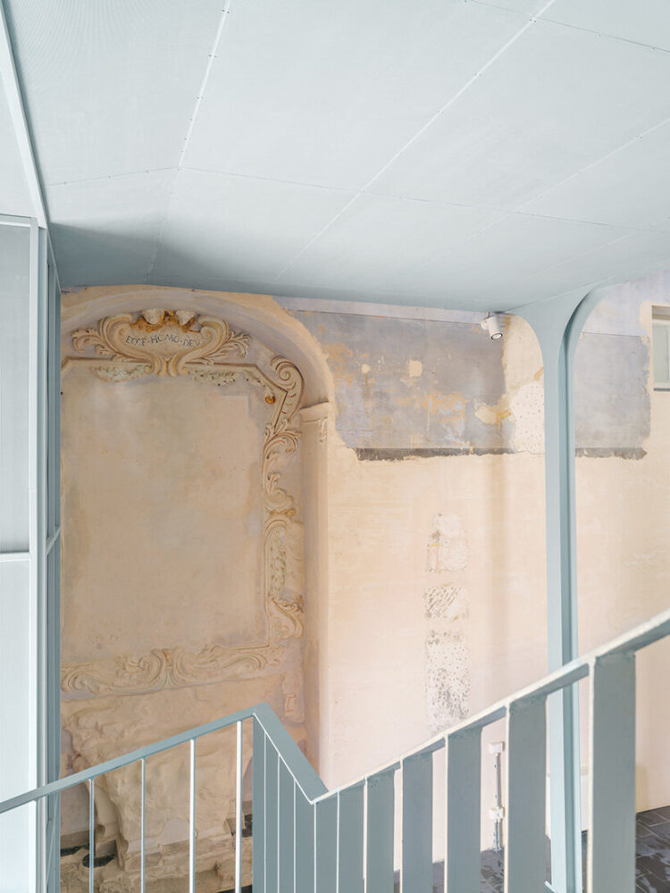 stripped side altars were treated with lime putty