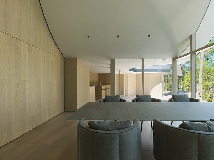 the large glass surfaces let natural light inside