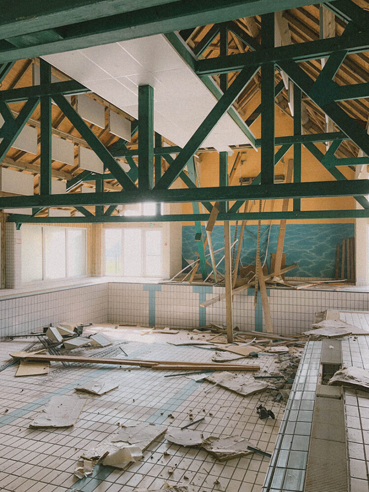 the existing structural elements are reinforced and remain explosed | image ©Raum