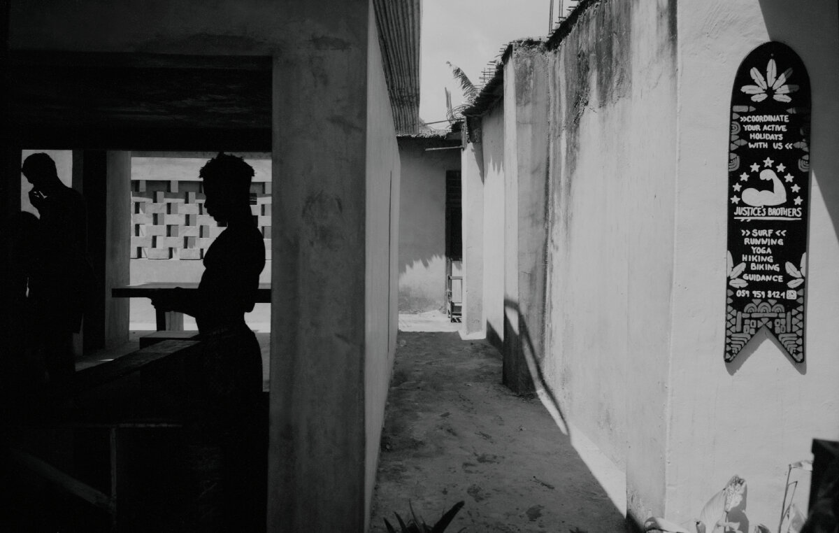 julien lanoo captures adaptive integration of deroché strohmayer's surf ghana collective hub