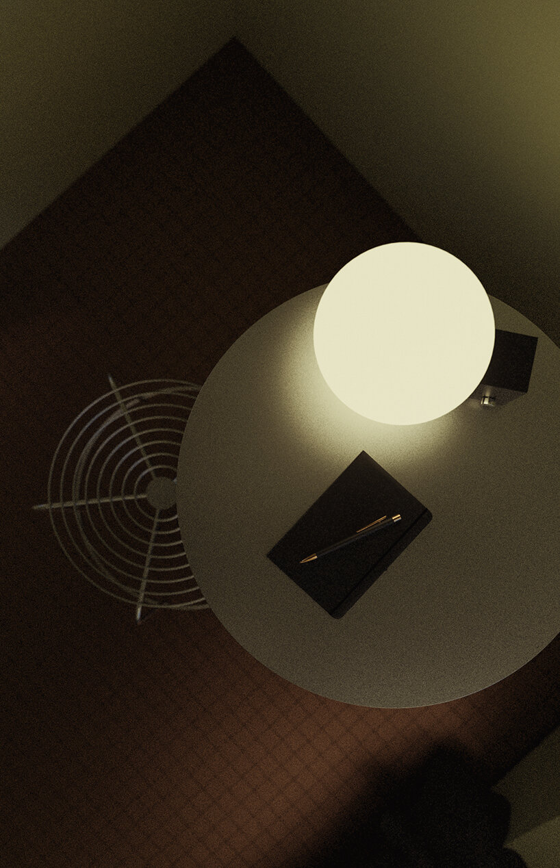 El suelo está cubierto con baldosas del mismo tamaño que los paneles de aluminio del techo.