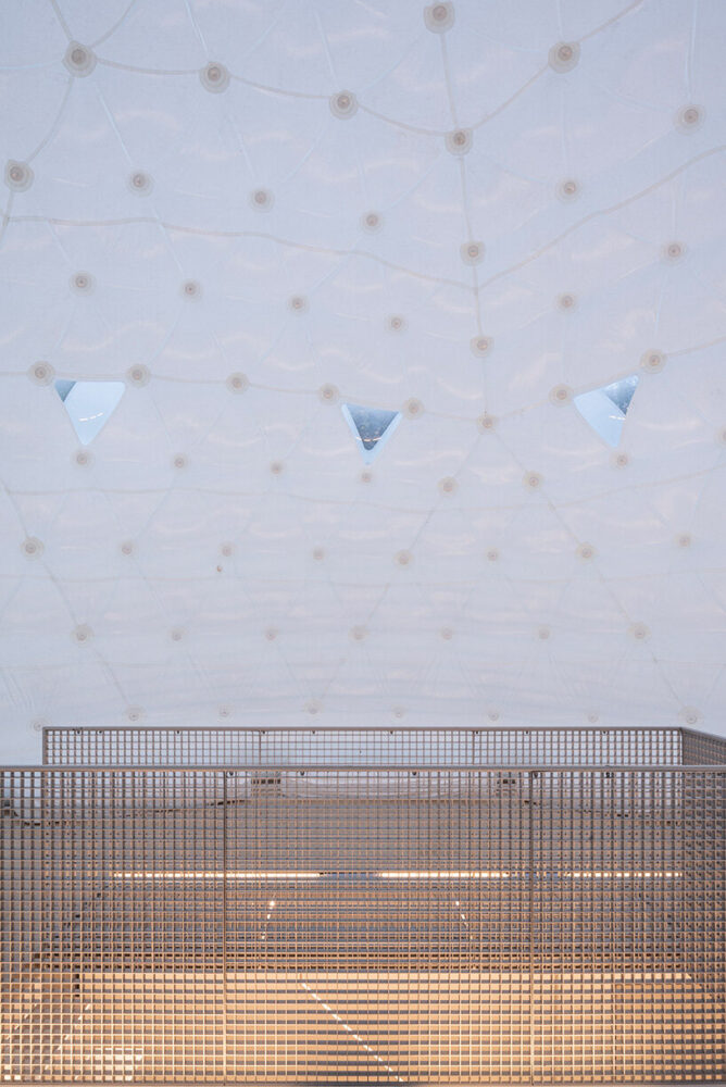 E22SSPIU! can host up to six occupants