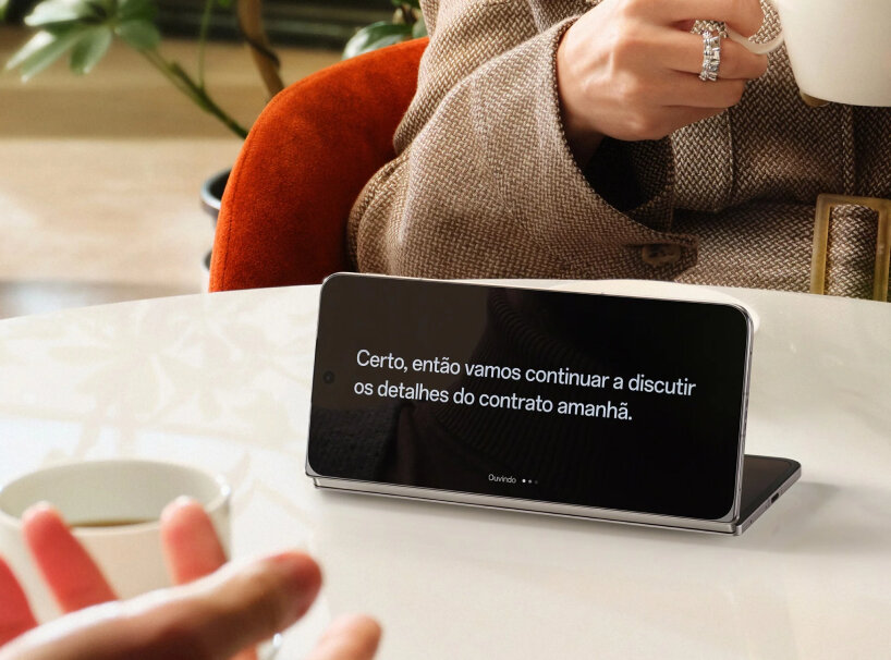 users can fold the device at a 90-degree angle