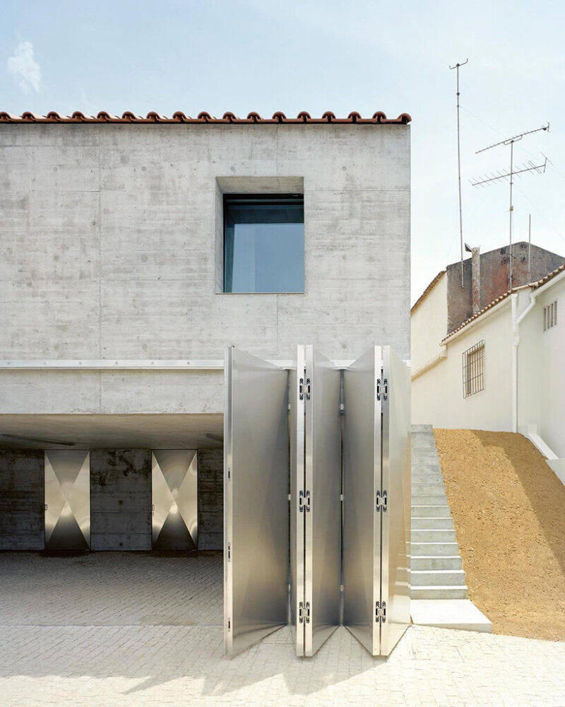 the north facade of the upper floor acts as a beam