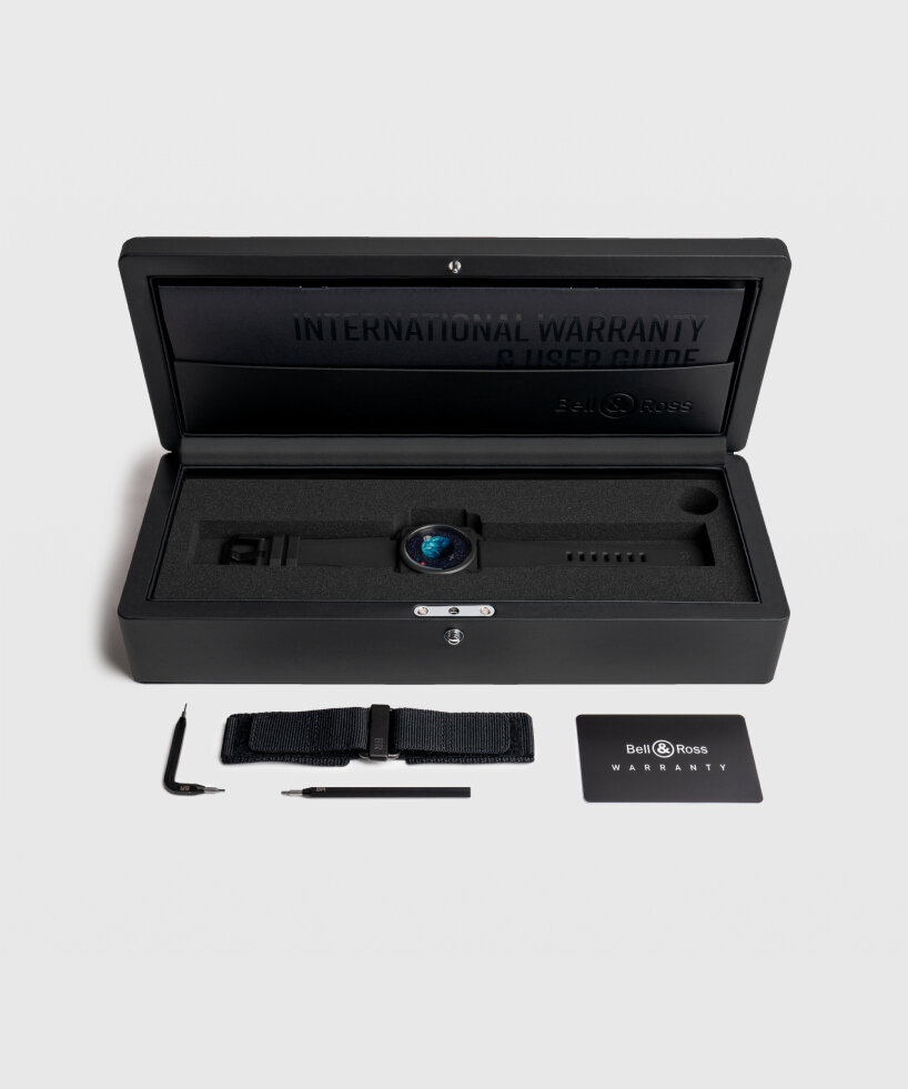 two straps are available: black rubber and black synthetic fabric