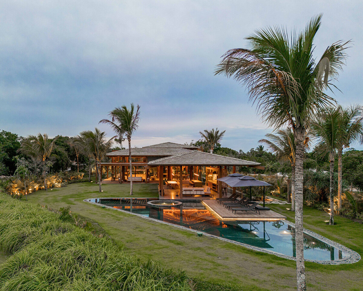breezy brazilian 'casa GS' built with lofty timber interiors by attmo