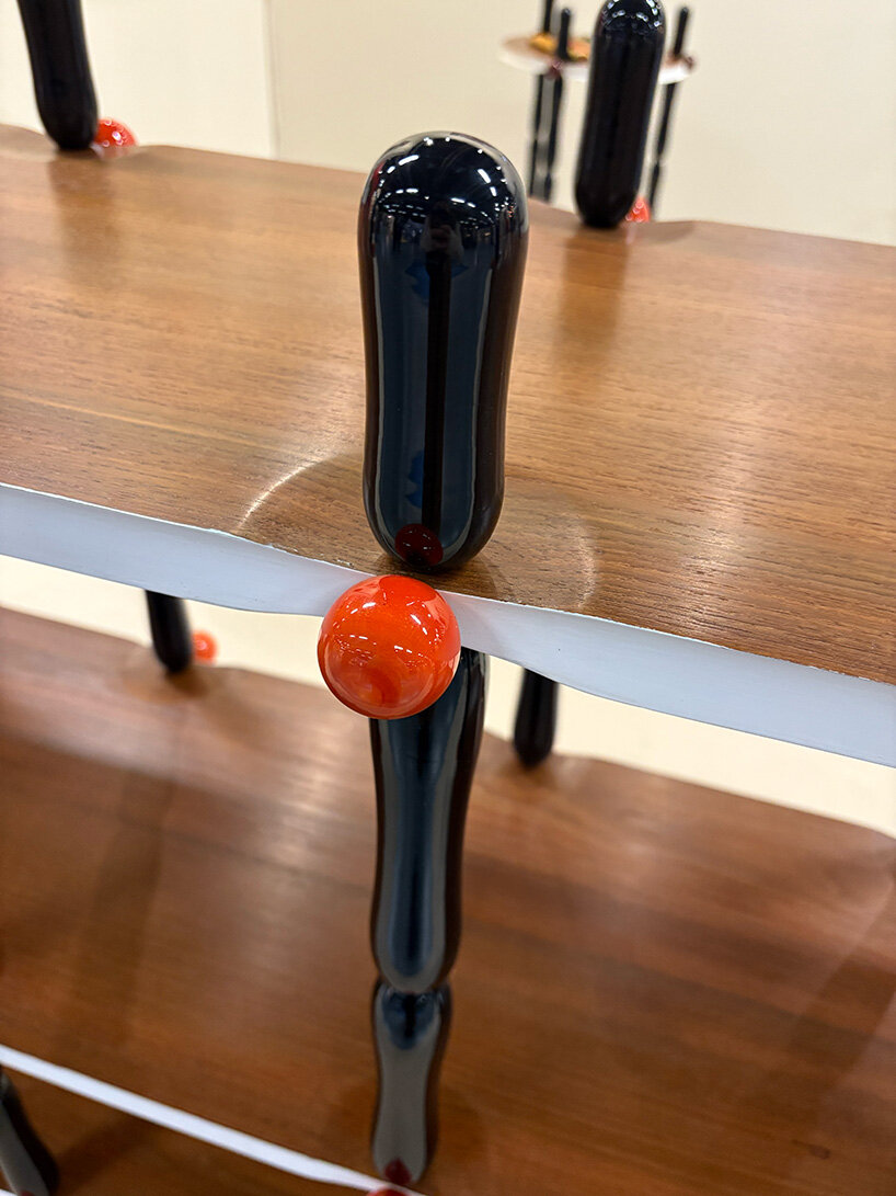 close-up detail of the curved wooden surface | image © designboom