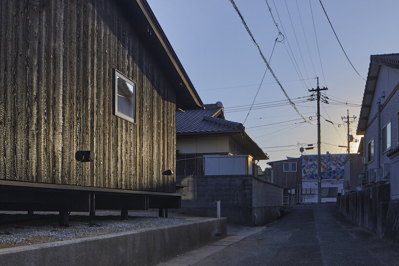 the roof flashing follows a modularized design