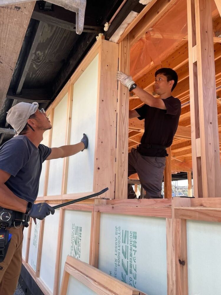 the load-bearing walls of the residence incorporate diagonal bracing | image by VUILD