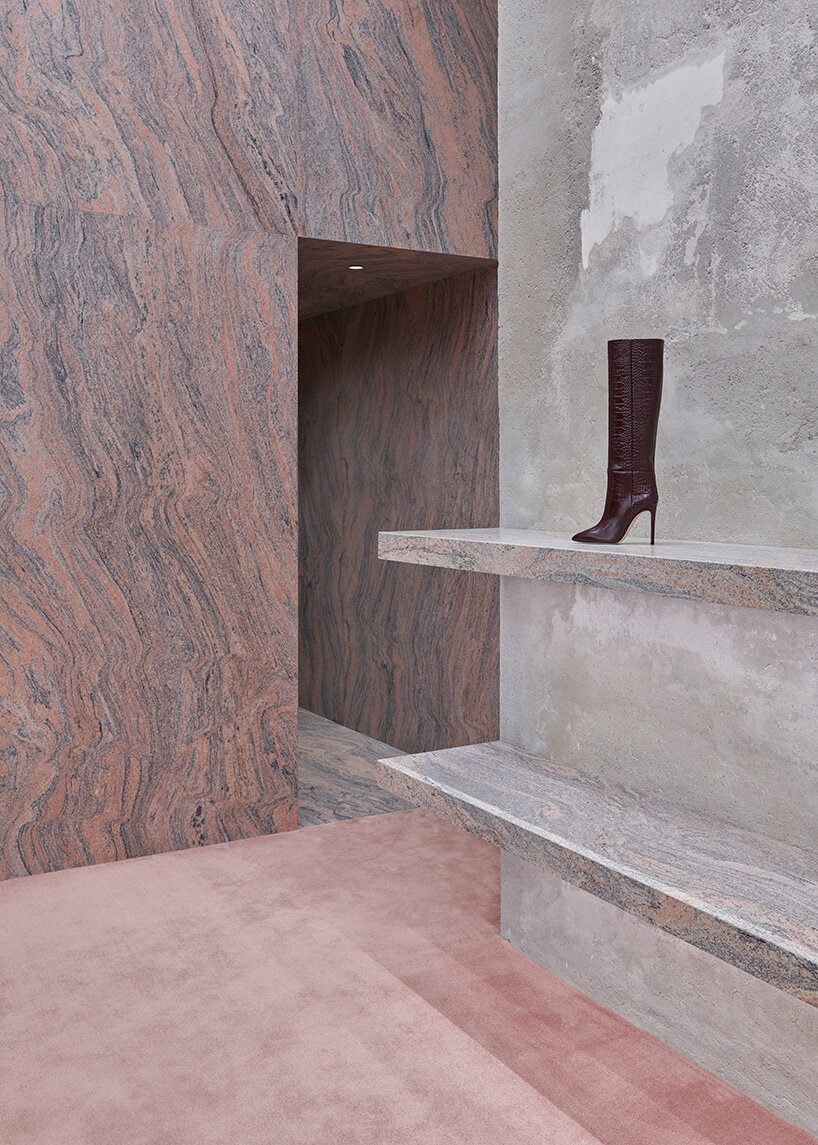 Juparanà granite clads the display shelves