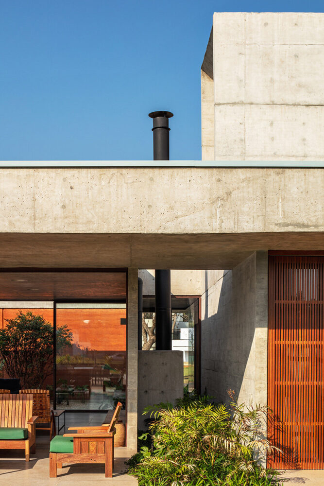 the residence sits at the foothills of Serra do Japi in the São Paulo countryside