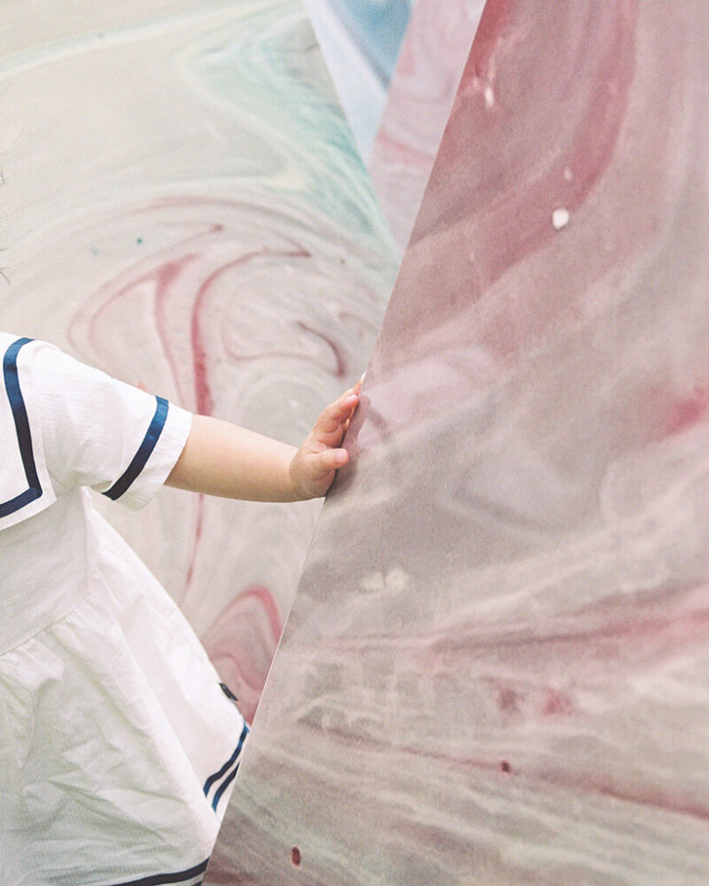 movements blend into the marbled patterns