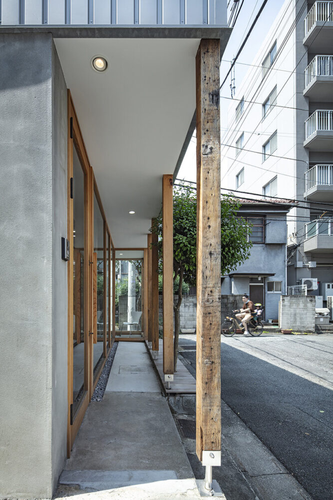 the half-room facing the street is a Engawa-like space